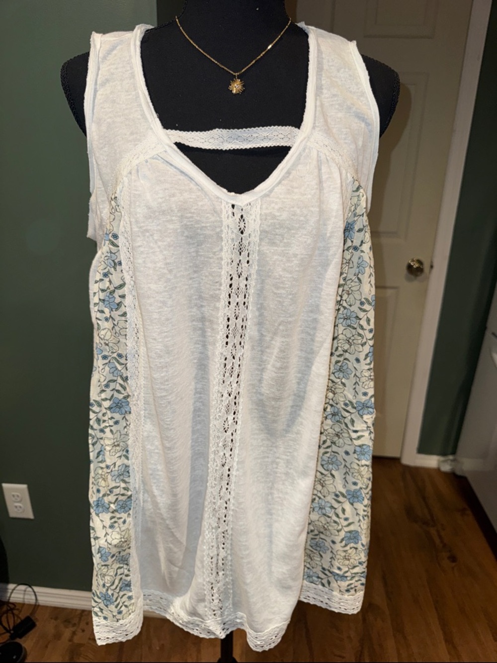 NWOT POL White Lace-Trim Floral Panel Tank